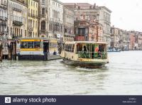Imagine atasata: venice-italy-a-vaporetto-a-venetian-waterbus-approaching-the-rialto-DT4RCJ.jpg